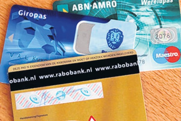 ‘Stop in een kleine envelop de pinpas. De medewerker van de Rabobank ...
