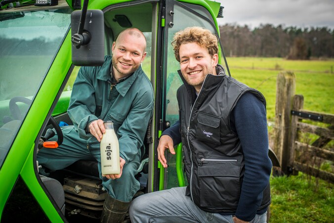 Bart en Tom zijn de eerste sojamelkboeren van Twente | Regio | De ...