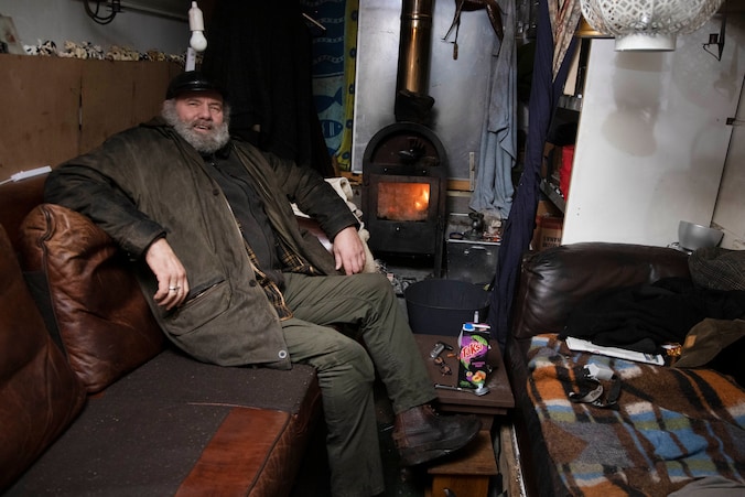 Dakloze ‘SRV-man’ Henk (62) boos nu hij weg moet van kampeerplek: ‘Als ...