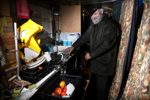Dakloze ‘SRV-man’ Henk (62) boos nu hij weg moet van kampeerplek: ‘Als ...