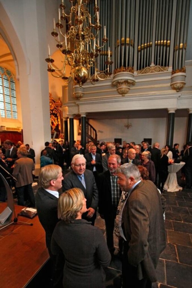 Hartelijk afscheid van bevlogen bruggenbouwer in raadzaal Tiel | Regio ...