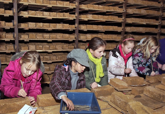 Bakstenen maken in Museum Tweestromenland | Regio | De Gelderlander.nl