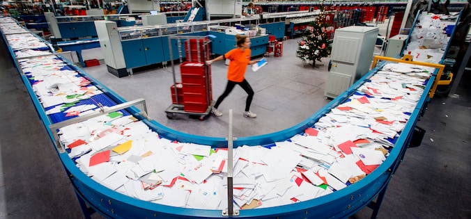 Bezorgers klagen over ‘vuile post’: kaarten en brieven belanden soms ...