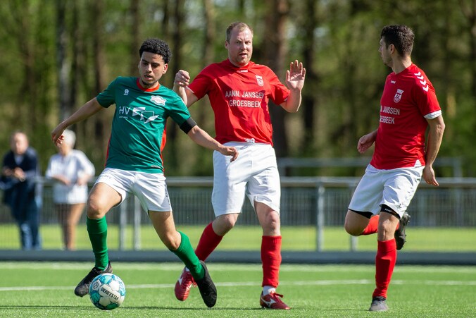 Kleurloos gelijkspel Blauw Wit en Rood Wit, doelpuntrijke winst WVW ...