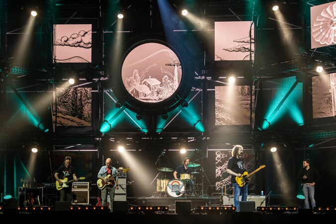 Ik ga naar tributebands, al denk ik tijdens die concerten aan Loesjes ...