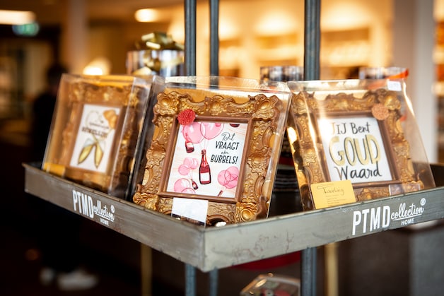 Tweeling giet het Land van Maas en Waal in chocola: ‘Sinds jullie hier ...