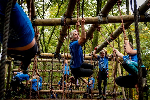 Anja is met 63 jaar oudste deelneemster aan survivalrun in Neede, zo ...