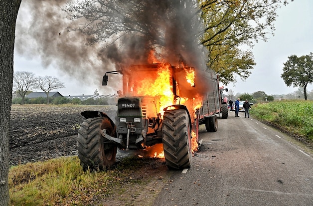 Boer is ontdaan nadat tractor helemaal uitbrandt tijdens rit | Nieuws ...