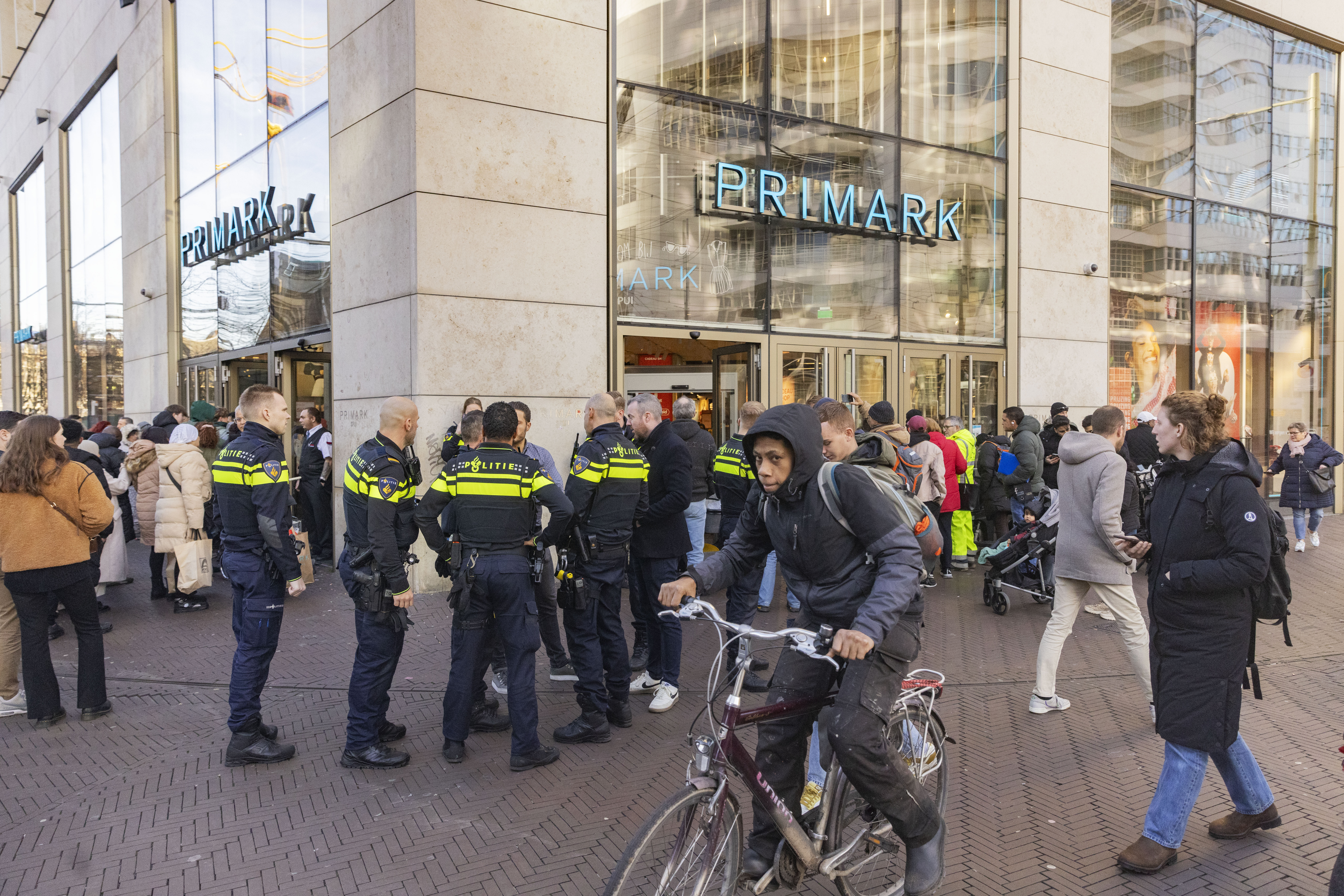 ‘Naakte’ demonstratie voor ingang Primark trekt veel bekijks ...