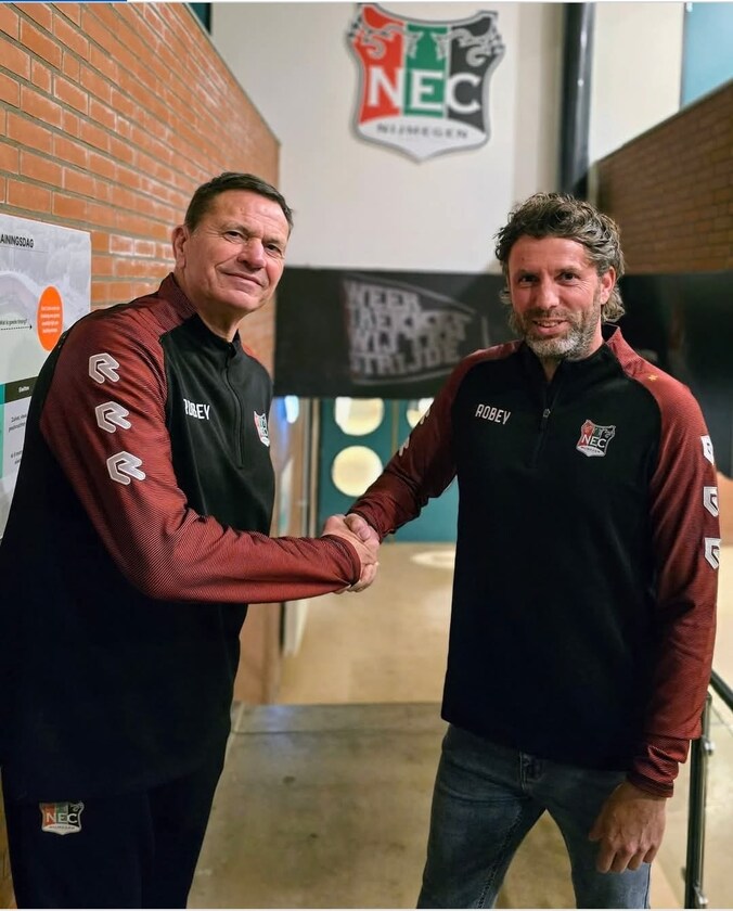 Trainer op krukken bij extreem vroege trainingen compleet vernieuwd SC ...