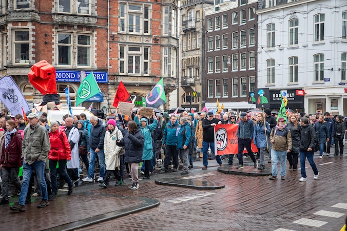 Duizenden mensen op de been in Amsterdam voor protestmars tegen ...