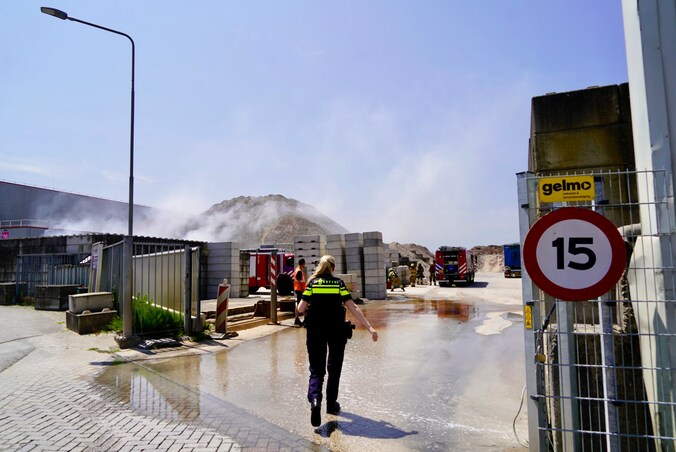 Stapel bouwafval vliegt in brand bij recyclingbedrijf in Heijen, veel ...