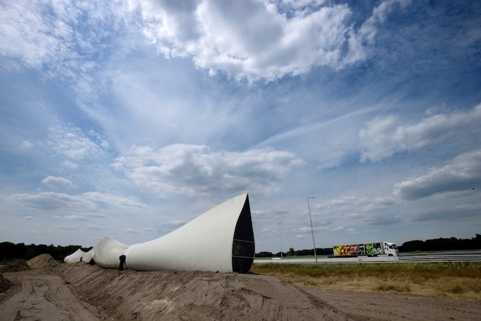 Afgedankte wieken van windmolens voldoen prima als geluidsscherm langs ...