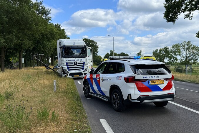 Fietser gewond na aanrijding met vrachtwagen op N271 bij Afferden, weg ...