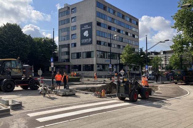 Veilige oversteek voor voetgangers op Stationsplein krijgt vorm | Regio ...