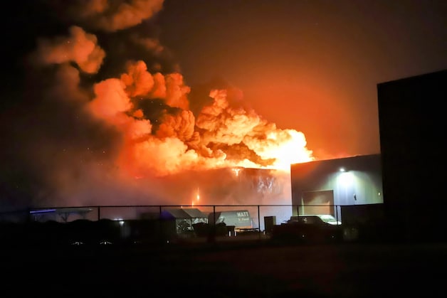 Grote brand verwoest bedrijfspand in Beneden-Leeuwen | Regio | De ...