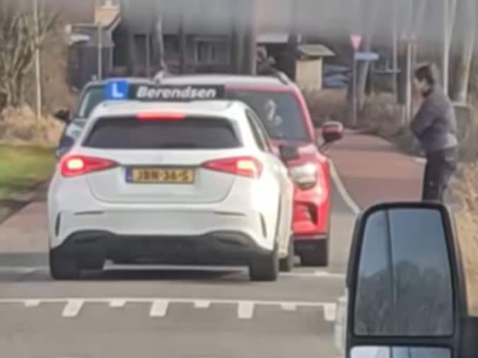 Lesauto en tegenligger blokkeren de weg en laten elkaar er niet door ...