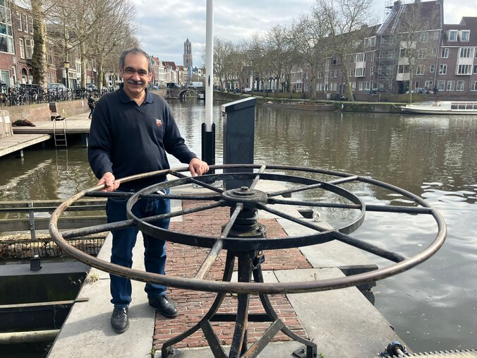 Druk jij op de visdeurbel? Rashied is dé sluiswachter die de deur komt ...