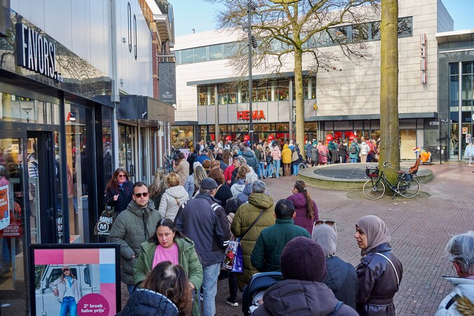 Gratis goodiebags zorgen voor gekkenhuis bij heropening Hema: ‘Het is ...
