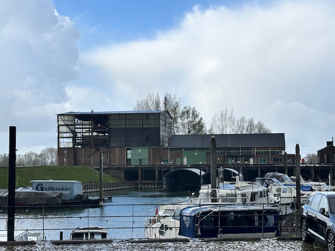 Sloop op terrein Buitenstad ligt stil vanwege steenuil | Regio | De ...