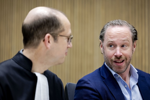 Kapotgemaakt door roddel of vreselijke meme? Univé betaalt voortaan je ...