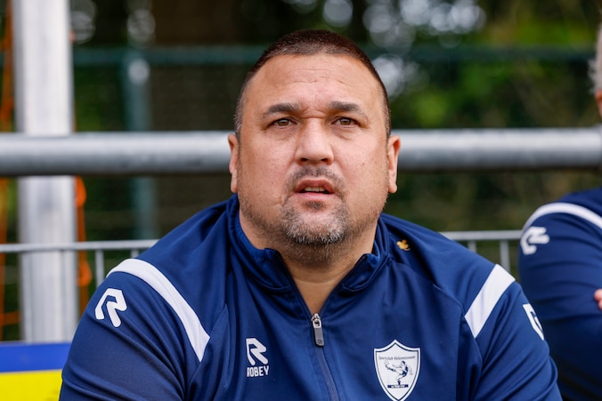 Geschorste Jhon van Beukering neemt afscheid als trainer van SC ...