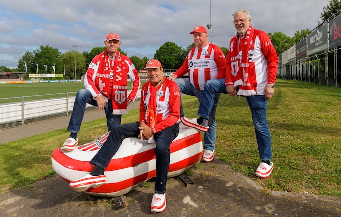 Deze supporters gaan al jaren op klompen met de spelersbus mee, nu ...