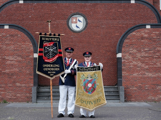 schutterij-viert-130-jaar-met-nieuw-vaandel-en-koning-der-koningen-tom