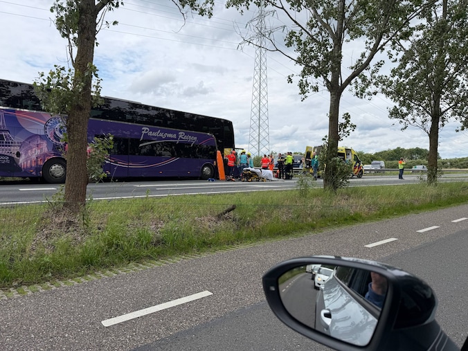 Zwaar ongeval op de N36 met touringcar: een persoon overleden | Nieuws ...