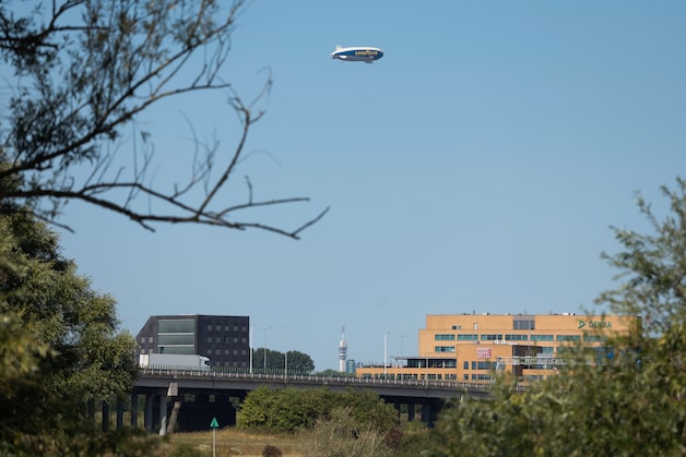 Enorme zeppelin vliegt boven Gelderland en dit is waarom | Nieuws | De ...