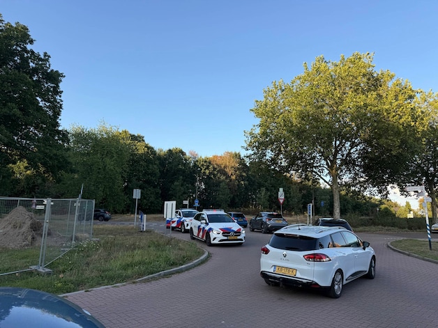 massale-politie-inzet-na-afloop-van-een-voetbalwedstrijd-van-germania-tegen-rkhvv-in-groesbeek-nec-supporters-zochten-confrontatie-met-een-veldspeler-van-rkhvv
