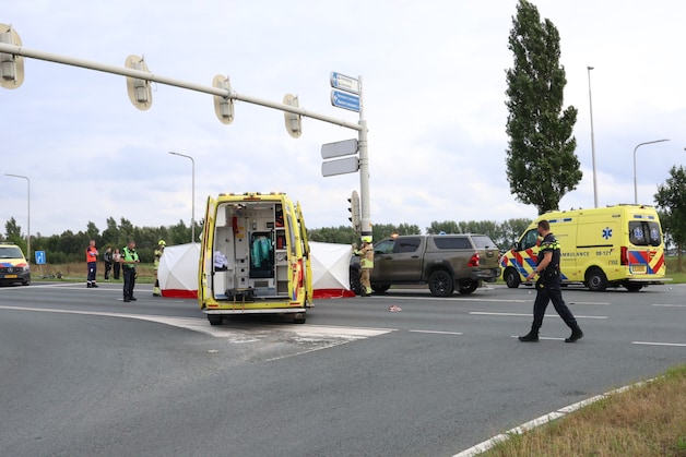 Zeer ernstig ongeluk tussen auto en fietser op beruchte Maas en Waalweg, traumahelikopter  geland | Regio | De Gelderlander.nl