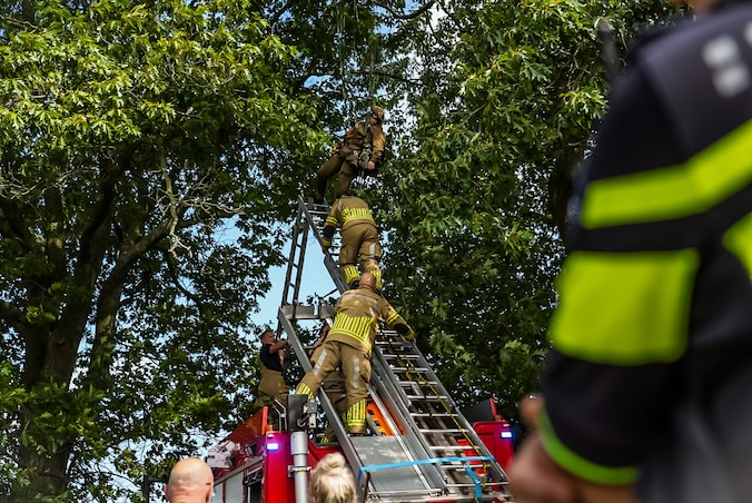 Militaire parachutist belandt tijdens sprong in boom bij Renkum | Regio ...