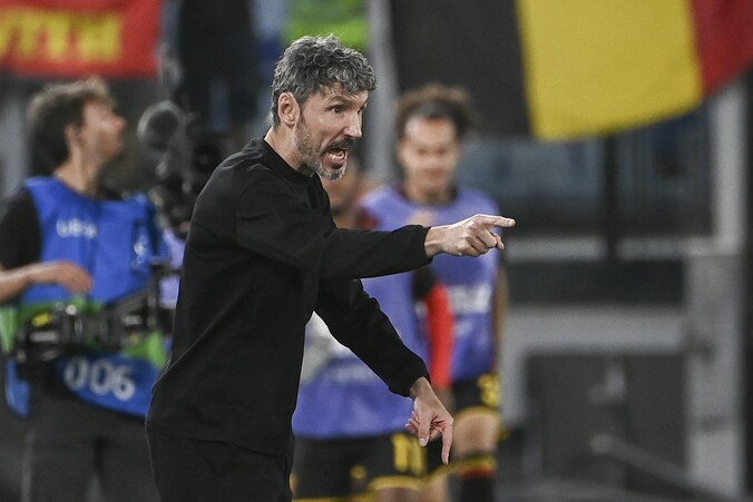 Mark van Bommel kent vliegende start als bondscoach van België met zege ...