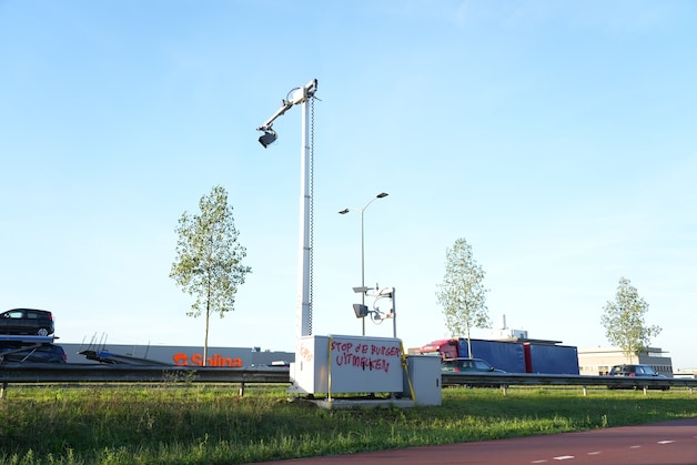 Focusflitser in Oosterhout volledig volgespoten met rode verf en beklad ...