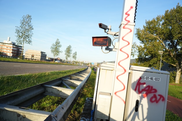 Focusflitser in Oosterhout volledig volgespoten met rode verf en beklad ...