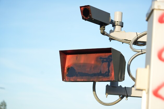 Focusflitser in Oosterhout volledig volgespoten met rode verf en beklad ...