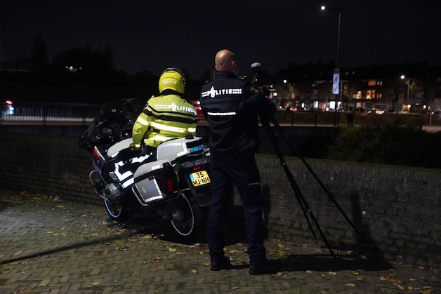 Dode man aangetroffen in bootje in Den Bosch, politie doet onderzoek ...