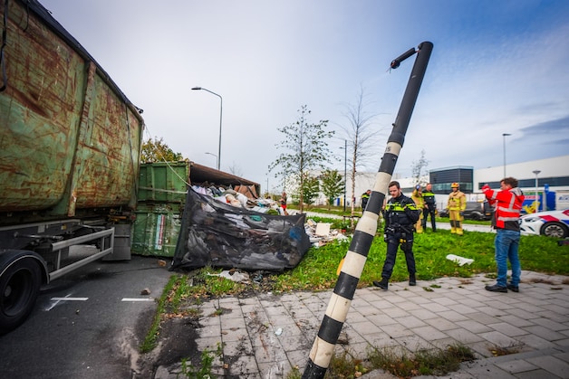 Vrachtwagen vol afval kantelt in Eindhoven | Regio | De Gelderlander.nl
