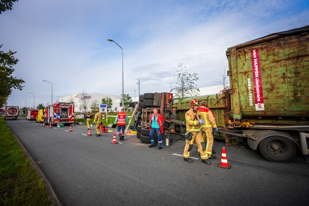Vrachtwagen vol afval kantelt in Eindhoven | Regio | De Gelderlander.nl