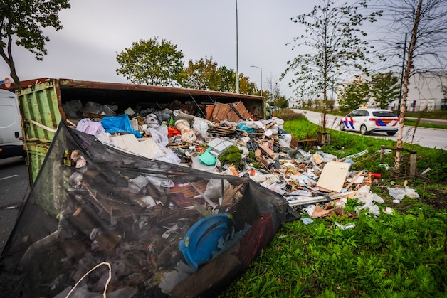 Vrachtwagen vol afval kantelt in Eindhoven | Regio | De Gelderlander.nl