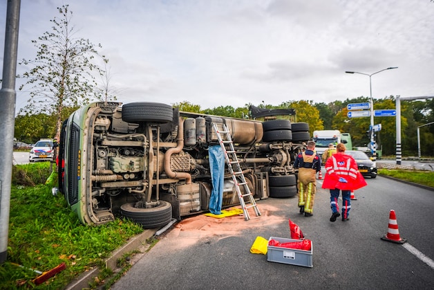 Vrachtwagen vol afval kantelt in Eindhoven | Regio | De Gelderlander.nl