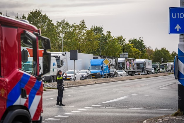 Vrachtwagen vol afval kantelt in Eindhoven | Regio | De Gelderlander.nl