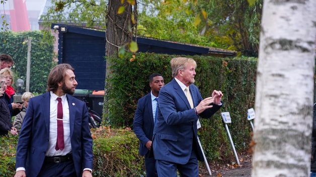 Verwarde man rent af op koning Willem-Alexander bij werkbezoek ...