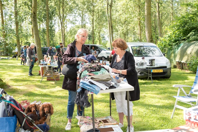 Kofferbakverkoop in Beugen op kerkplein | Regio | De Gelderlander.nl
