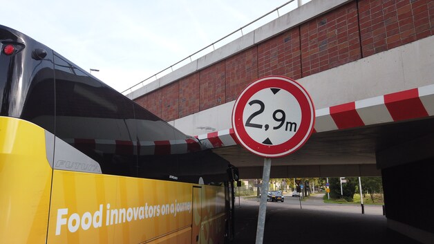 Het is weer zover: touringcar rijdt zich vast onder stadsbrug De ...