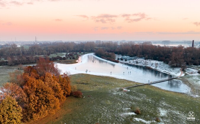 Schilderachtige plaatjes van schaatsers op Wagenings natuurijs gemaakt ...