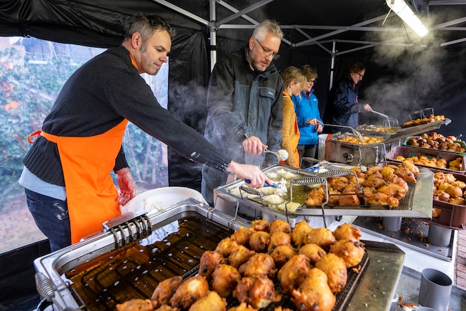 Hoe verenigingen als RZC uit Renkum de clubkas spekken met oliebollen ...