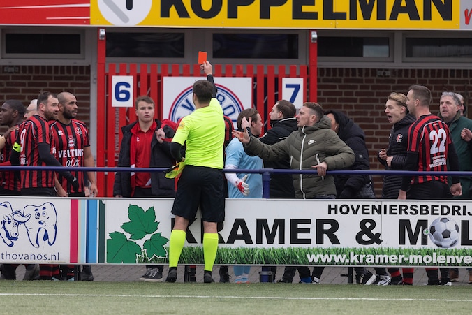 Drie DVC’26-spelers krijgen rood na knokpartij met Grol-publiek: ‘Hek ...