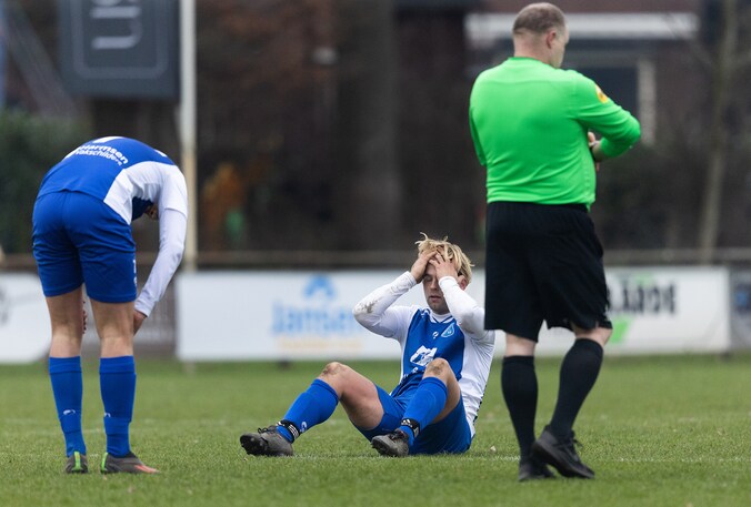 Scheidsrechter Rutten staakt DVV-Pax na commentaar en springt in zijn ...